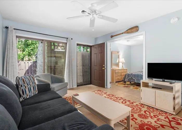 First Floor 2 Bedroom With Private Courtyard & Outdoor Pool! Ferienhaus