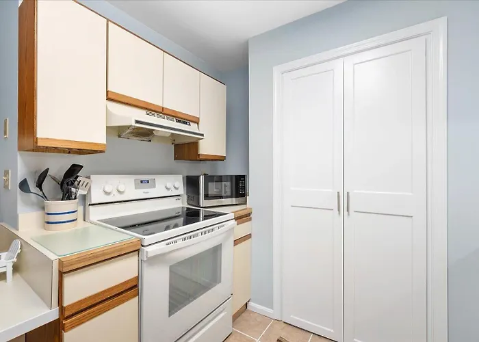 Ferienhaus First Floor 2 Bedroom With Private Courtyard & Outdoor Pool!