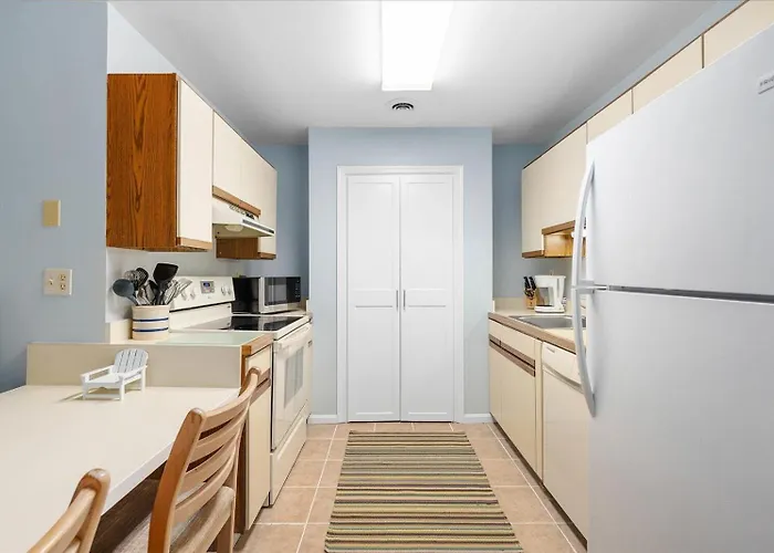First Floor 2 Bedroom With Private Courtyard & Outdoor Pool! Ocean Stadt