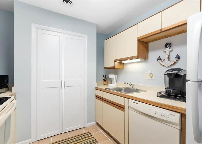 First Floor 2 Bedroom With Private Courtyard & Outdoor Pool! Ocean Stadt