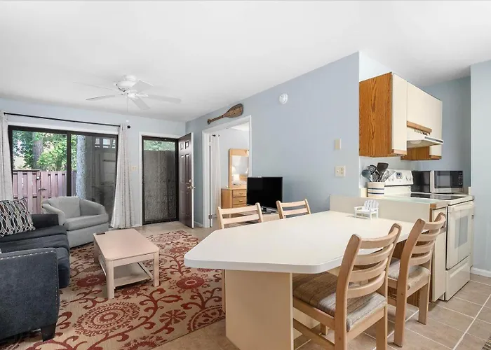 First Floor 2 Bedroom With Private Courtyard & Outdoor Pool! Ferienhaus