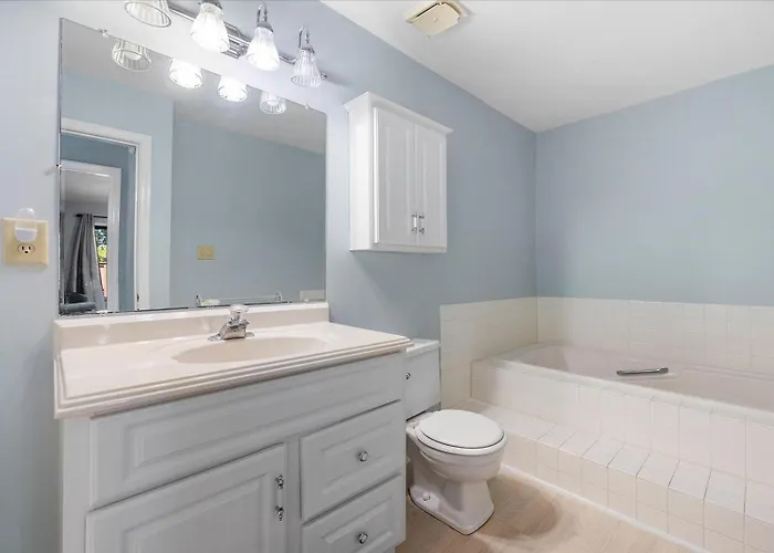 First Floor 2 Bedroom With Private Courtyard & Outdoor Pool!