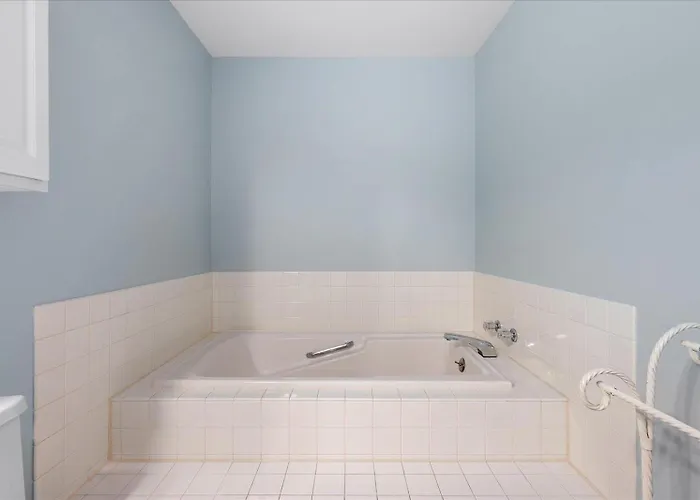 First Floor 2 Bedroom With Private Courtyard & Outdoor Pool! Ocean Stadt