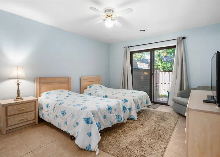 First Floor 2 Bedroom With Private Courtyard & Outdoor Pool! Ferienhaus *