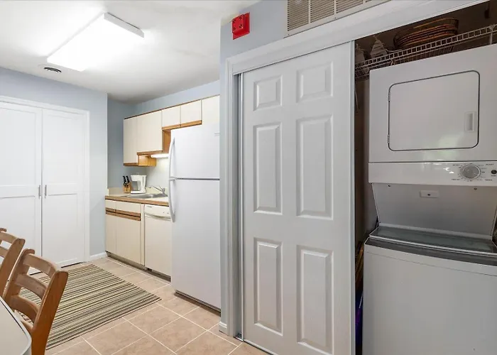 First Floor 2 Bedroom With Private Courtyard & Outdoor Pool! * Ocean Stadt