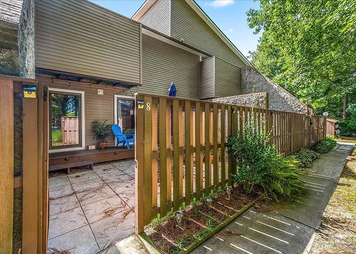 First Floor 2 Bedroom With Private Courtyard & Outdoor Pool! *