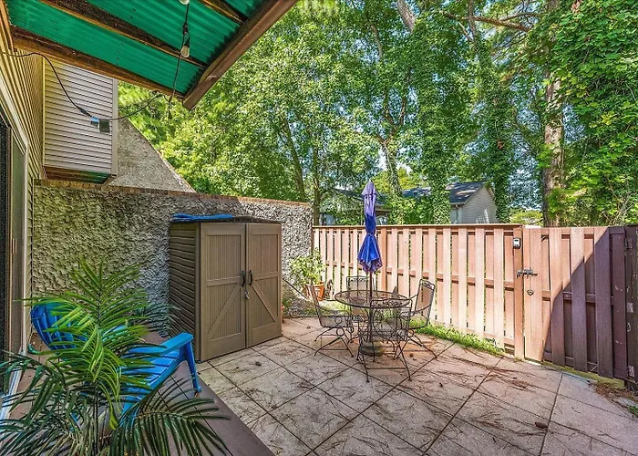 First Floor 2 Bedroom With Private Courtyard & Outdoor Pool! Ferienhaus