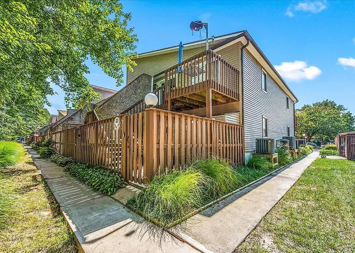 First Floor 2 Bedroom With Private Courtyard & Outdoor Pool! Ferienhaus