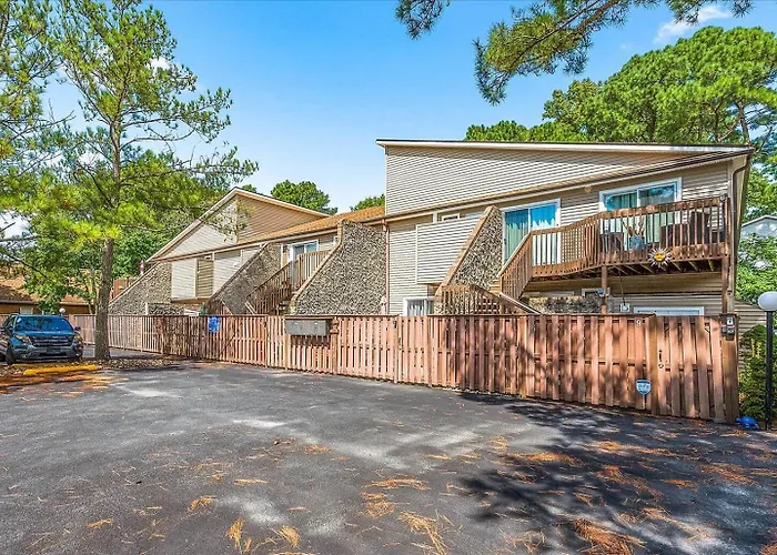 First Floor 2 Bedroom With Private Courtyard & Outdoor Pool!